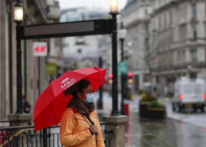Người dân đeo khẩu trang phòng lây nhiễm COVID-19 tại London, Anh, ngày 21/12/2020. Ảnh: THX/ TTXVN