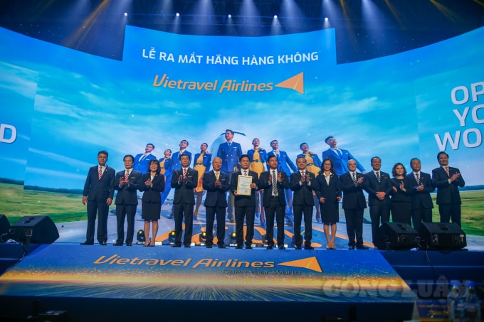 Trao giấy chứng nhận bay cho đại diện Vietravel Airlines.