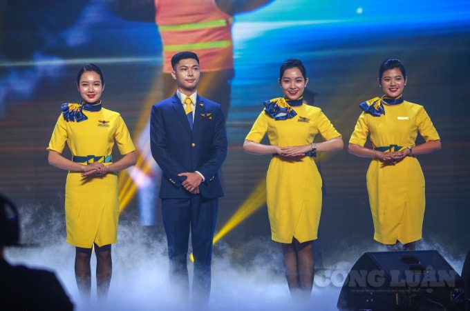 Những mẫu đồng phục được Hãng Hàng không Lữ hành đầu tiên của Việt Nam - Vietravel Airlines giới thiệu tại lễ ra mắt.