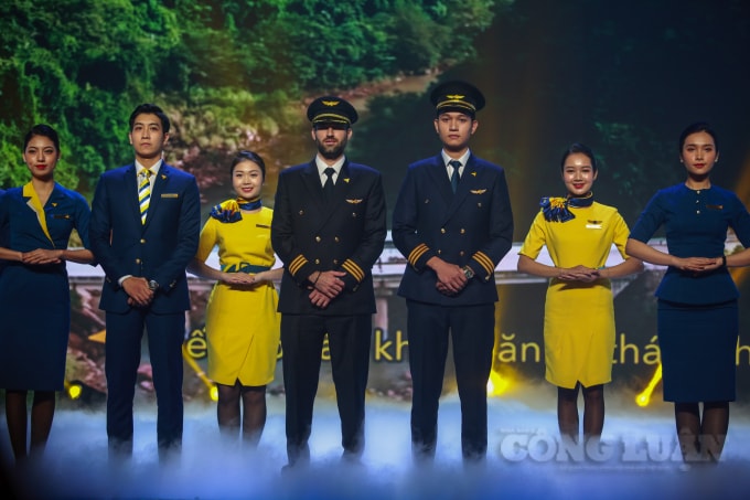 Nhân kỷ niệm 60 năm kết nghĩa ba thành phố Hà Nội - Huế - Sài Gòn, Vietravel Airlines cất cánh chuyến bay đầu tiên theo lộ trình Hà Nội - Huế - Sài Gòn ngay trong ngày ra mắt. Trải qua các thời kỳ lịch sử, ba tỉnh, thành phố luôn thể hiện tình cảm kết nghĩa bền chặt thông qua chuỗi chương trình giao lưu, hợp tác trên tất cả các lĩnh vực và hỗ trợ nhau trong giai đoạn khó khăn. Những chuyến bay của Vietravel Airlines sẽ tăng cường hơn nữa kết nối giữa ba thành phố, tạo tiền đề để phát triển tuyến du lịch Hà Nội - Huế - Sài Gòn cũng như thúc đẩy phát triển kinh tế - xã hội trong tương lai.