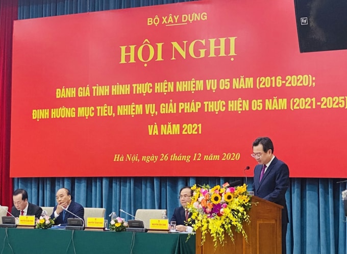 Thứ trưởng Bộ Xây dựng Nguyễn Thanh Nghị báo cáo tại Hội nghị.