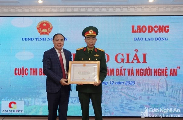 Ban Tổ chức trao giải Nhất cho tác giả Nguyễn Tâm Quang. Ảnh: P.V