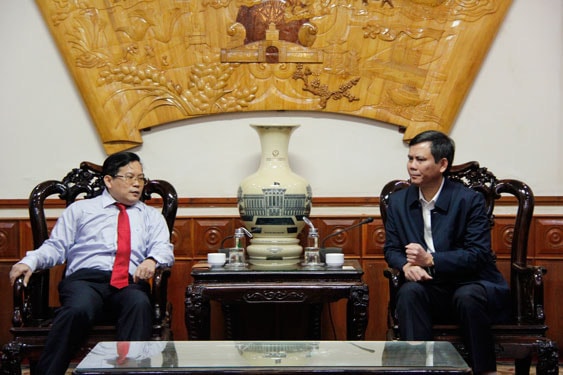 Ông Trần Thắng, Chủ tịch UBND tỉnh Quảng Bình (phải), tiếp ông Tô Đình Tuân, Tổng Biên tập Báo Người Lao Động. Ảnh: Quang Luật