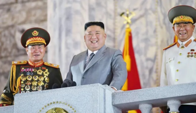 Nhà lãnh đạo Triều Tiên Kim Jong Un duyệt binh trong cuộc duyệt binh ở Bình Nhưỡng vào ngày 10/10: Ông Kim có thể thu hút sự chú ý của chính quyền Biden sắp tới bằng tên lửa bắn thử. Ảnh: Kyodo