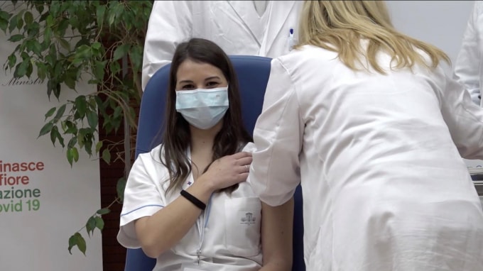 Nữ y tá Claudia Alivernini, một trọng 3 người được tiêm vắc xin Covid-19 đầu tiên ở Italy. Ảnh: Reuters