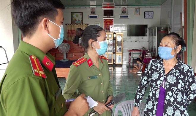 Lực lượng công an tỉnh An Giang đi đến nhà người dân để phối hợp công tác tuyên truyền phòng chống dịch bệnh.