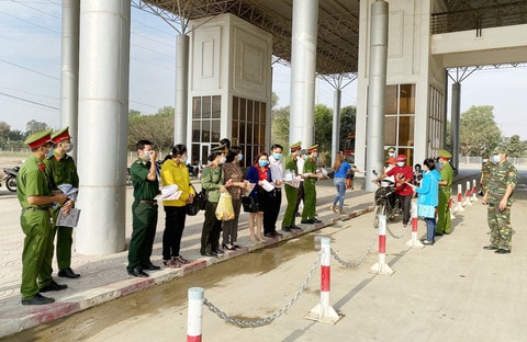 Kiểm soát dịch bệnh Covid-19 tại một cửa khẩu ở biên giới Tây Nam.