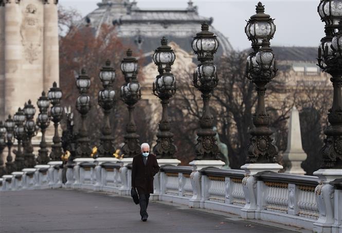 Đeo khẩu trang phòng dịch COVID-19 tại Paris, Pháp ngày 9/12/2020. Ảnh: THX/TTXVN