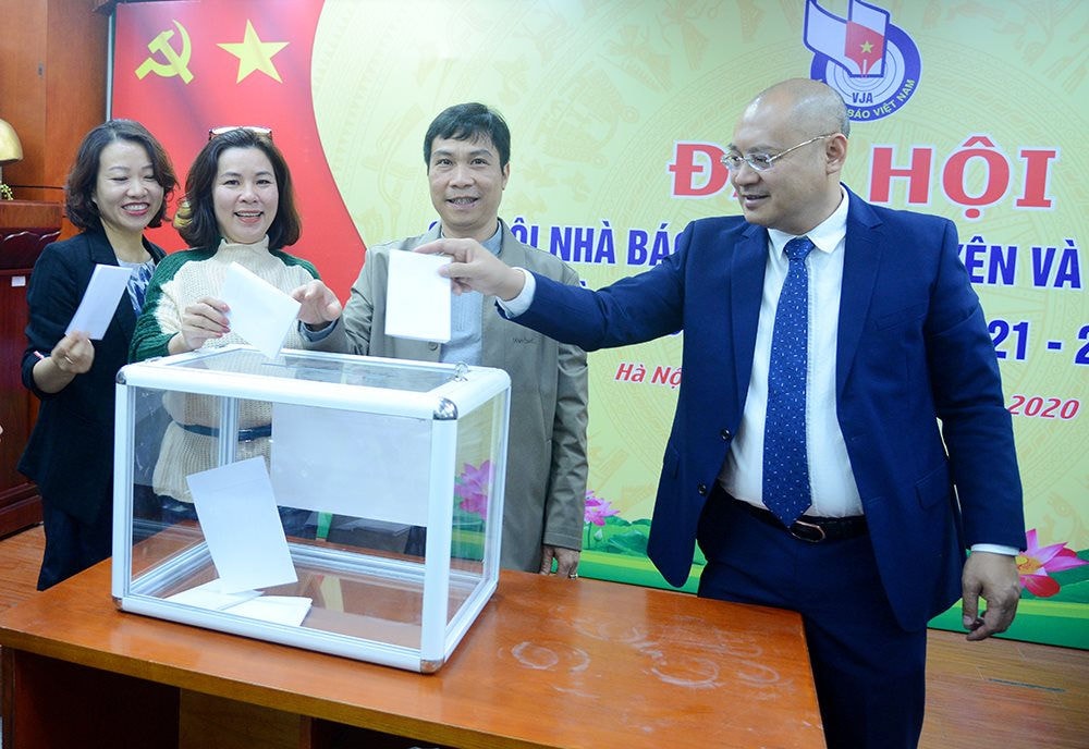 Các hội viên bỏ phiếu bầu Ban Thư ký Chi hội nhiệm kỳ mới 2021-2023. Ảnh: baotainguyenmoitruong