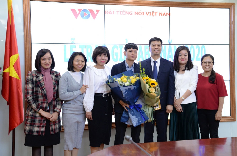 Nhà báo Trần Bá Duy, Ban Văn hóa - Xã hội (VOV2), Đài Tiếng nói Việt Nam được Ban tổ chức trao giải Khuyến khích ở thể loại: “Giải quan điểm về chủ đề của năm 2020: Tôn trọng”.