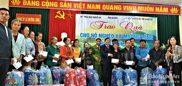 Hội Nhà báo Nghệ An phối hợp với Tỉnh đoàn, Hội Doanh nhân trẻ tỉnh tặng quà cho hộ nghèo xã Mường Lống (Kỳ Sơn). Ảnh: Lan Anh