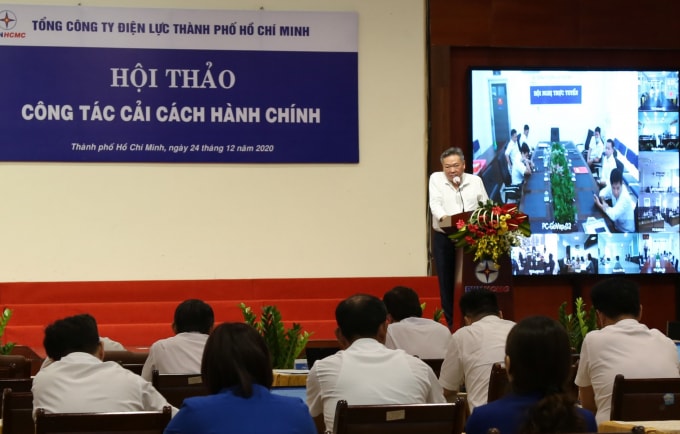 Ông Phạm Quốc Bảo – Bí thư Đảng ủy, Chủ tịch Hội đồng thành viên EVNHCMC chỉ đạo tiếp tục cải cách thủ tục, đem lại sự thuận lợi cho khách hàng.