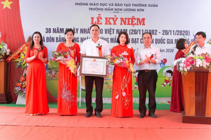 Trường MN Lương Sơn vinh dự đón bằng công nhận Trường MN đạt chuẩn Quốc gia mức độ 2.