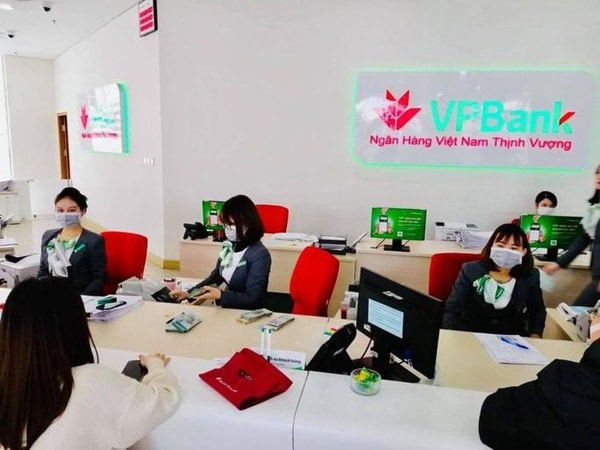 Khách hàng giao dịch tại VPBank. Ảnh minh họa