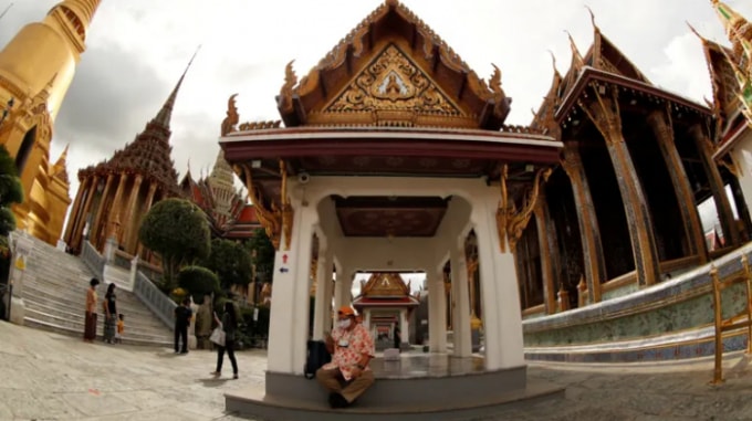 Rất ít khách du lịch có thể được nhìn thấy tại Cung điện Hoàng gia ở Bangkok vào ngày 7 tháng 6, sau khi nó mở cửa trở lại sau một tháng đóng cửa do đại dịch COVID-19. Ảnh: Reuters
