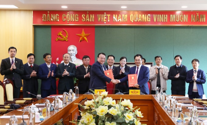 Chủ tịch UBND tỉnh Trịnh Việt Hùng và Chủ tịch Tập đoàn Tân Hoàng Minh ký Biên bản ghi nhớ đầu tư ba dự án. (Ảnh: thainguyen.gov.vn).