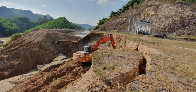 Đoạn kênh vị vỡ dài 100m, 50m hay 20m? Ảnh: TĐ