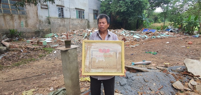 Ông Huỳnh Văn Xuân trên nền nhà tình thương vừa tháo dỡ