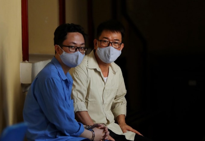 Bị cáo Nguyễn Hải Nam (cựu Phó Chánh án TAND quận 4) và Lâm Hoàng Tùng (cựu giảng viên Trường Đào tạo bồi dưỡng nghiệp vụ kiểm sát tại TPHCM) tại phiên tòa.