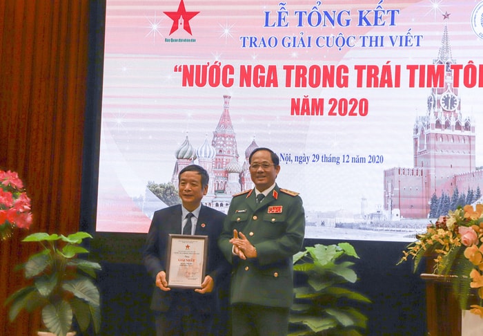 Thượng tướng Trần Quang Phương (phải), Ủy viên TW Đảng, Ủy viên Quân ủy TW, Phó Chủ nhiệm Tổng cục Chính trị Quân đội nhân dân Việt Nam, trao giải nhất cuộc thi