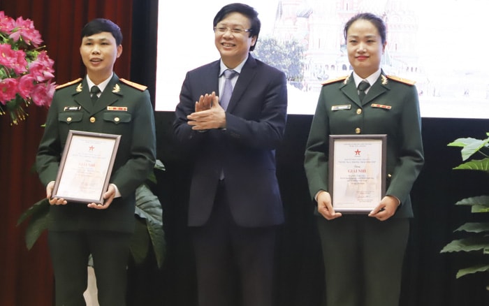 Nhà báo Hồ Quang Lợi, Phó Chủ tịch Thường trực Hội Nhà báo Việt Nam - trao giải nhì cho các tác giả. Ảnh: Ngự Bình