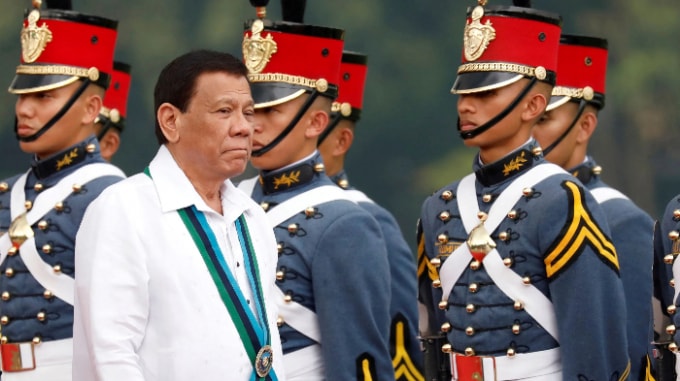 Các quan chức Philippines không cho biết làm thế nào các thành viên trong nhóm vệ sĩ của ông Duterte có được quyền tiếp cận với các mũi tiêm virus Corona. Ảnh: Reuters