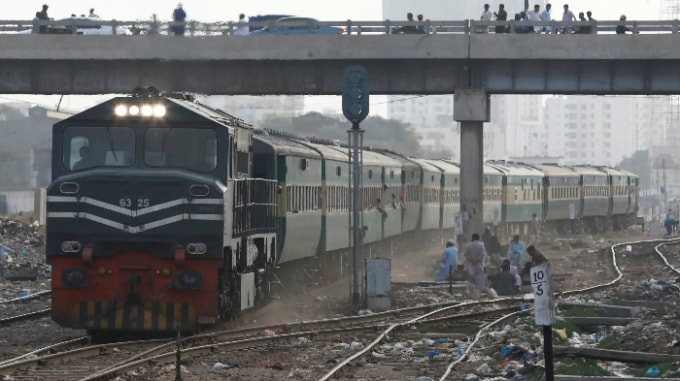 Mạng lưới đường sắt cũ ọp ẹp của Pakistan, phần lớn có từ thời thuộc địa của Anh, là một trong những trở ngại cho việc kết nối đường sắt tốt hơn giữa Tây và Đông Á. Ảnh: Reuters