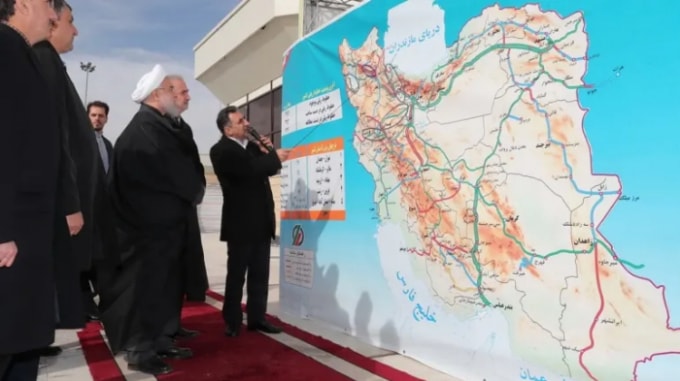 Tổng thống Hassan Rouhani xem bản đồ cơ sở hạ tầng đường sắt của Iran khi khai trương tuyến đường sắt Mianeh-Bostanabad ở tỉnh Đông Azerbaijan vào tháng 11 năm 2019. Ảnh: Getty Images