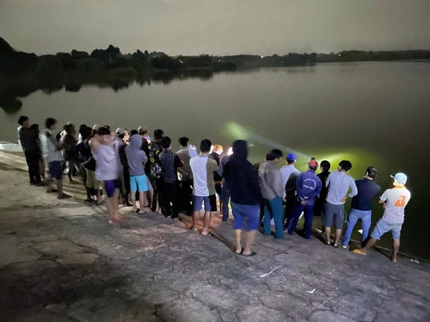 Thi thể chị Trần Thị Ngọc N. (40 tuổi, ngụ xã Đá Bạc, H.Châu Đức, Bà Rịa - Vũng Tàu) dưới hồ Đá Bàng. (Ảnh: nguoilaodong)