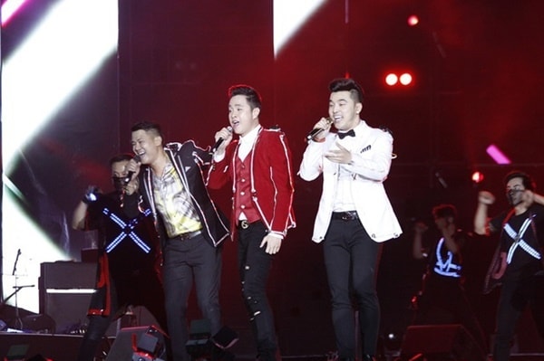 Năm 2018, Vân Quang Long (trái) biểu diễn cùng Ưng Hoàng Phúc, và Nhật Kim Anh tại