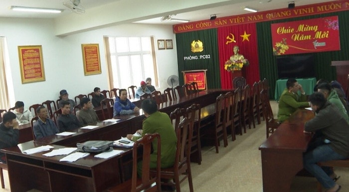 Công an đang làm việc với các đối tượng. Ảnh: baogiaothong.vn