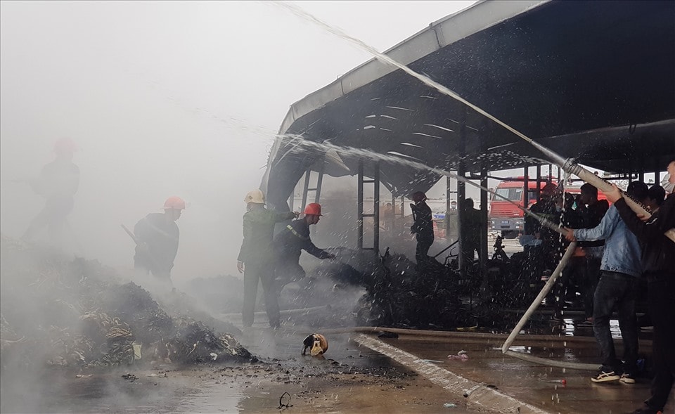 Cảnh sát PCCC Ninh Bình nhanh chóng có mặt để dập tắt ngọn lửa. Ảnh: laodong.vn