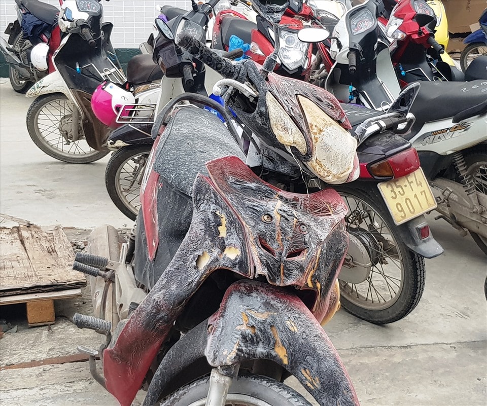 Một chiếc xe máy biến dạng, nhiều chiếc khác bị thiêu rụi thành than.