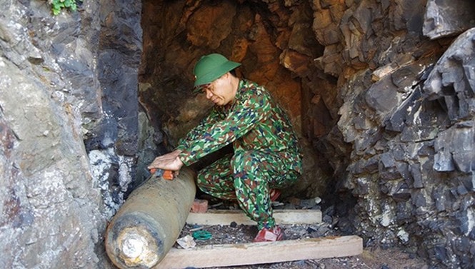 Lực lượng Công binh Bộ CHQS tỉnh Nghệ An tiến hành bố trí lượng nổ để hủy bom. Ảnh: baonghean.vn