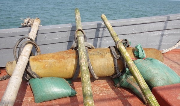 Quả bom nặng 330kg, dài 1,6m được vận chuyển đến khu vực hủy nổ. Ảnh: Ảnh: tienphong.vn