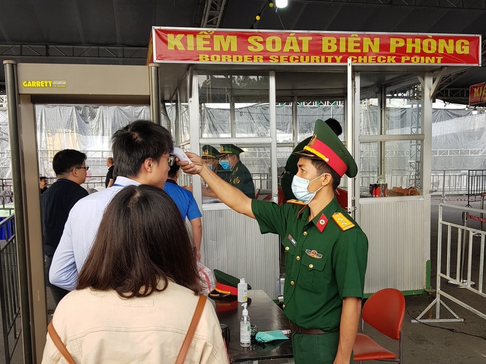Tiến hành kiểm tra sức khỏe, thân nhiệt cho người nhập cảnh tại đồn kiểm soát biên phòng.