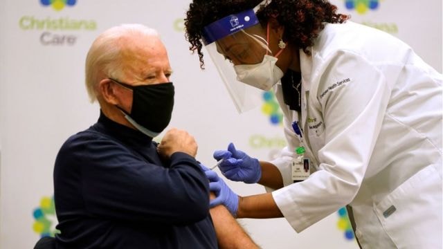 Tổng thống đắc cử Mỹ Joe Biden trực tiếp tiêm vaccine. Ảnh: TL