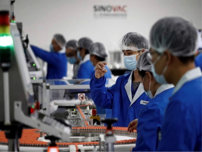 Bên trong nhà máy sản xuất dược phẩm của Sinovac. Ảnh: Getty