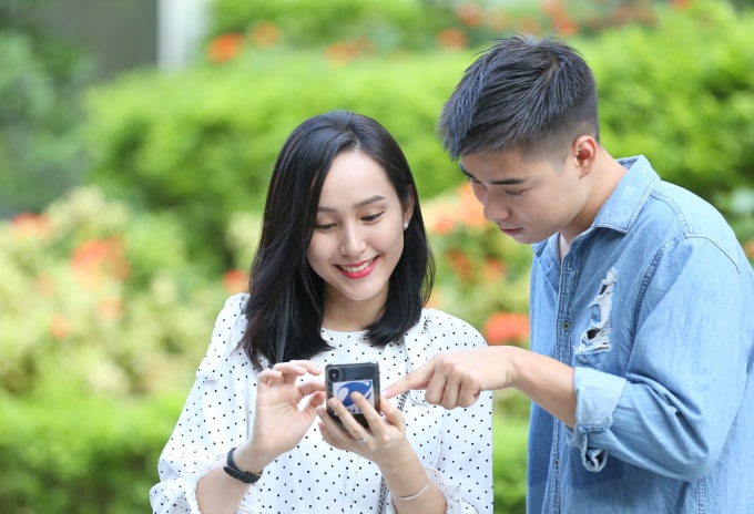 Khách hàng trải nghiệm kết nối wifi nơi công cộng.