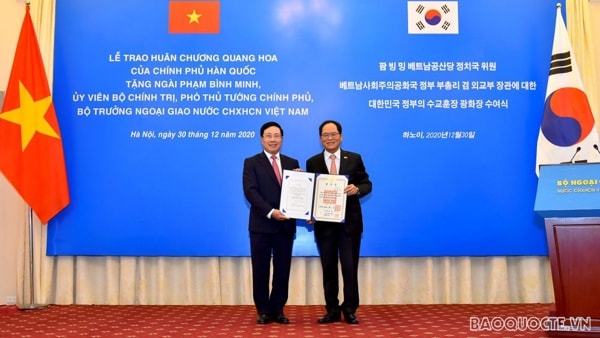 Phó Thủ tướng Phạm Bình Minh đón nhận Huân chương Quang Hoa của Chính phủ Hàn Quốc. Ảnh: baoquocte.vn