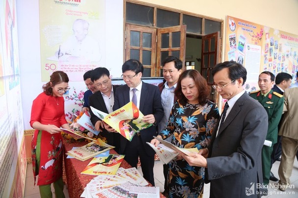 Các đại biểu tham quan gian trưng bày của Báo Nghệ An tại Hội báo Xuân Canh Tý 2020 được tổ chức ở Quỳnh Lưu. Ảnh: Quốc Sơn