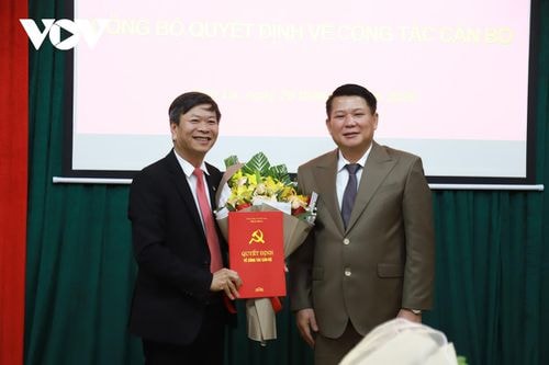 Ông Lò Minh Hùng trao quyết định cho ông Lã Minh Tuấn. Ảnh: Thanh Thủy