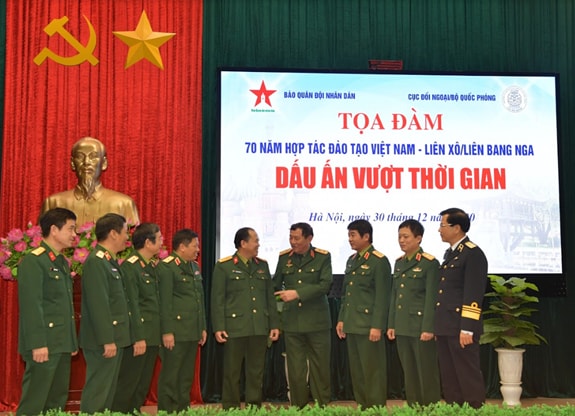 Các đại biểu trao đổi tại tọa đàm. Ảnh: Phạm Hưng
