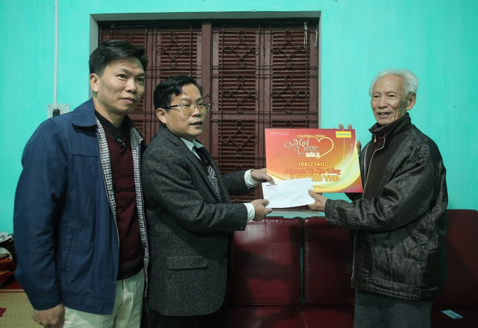 Ông Tô Đình Tuân - Tổng Biên tập Báo Người Lao Động (thứ hai từ trái sang) đến thăm và trao quà 5 triệu đồng từ Chương trình