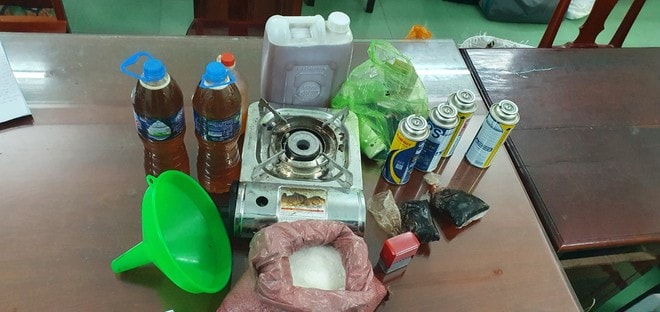 Công thức chế tạo mật ong: 10 kg đường cát + 2 muỗng phụ gia tạo màu, tạo mùi + 2 muỗng phèn chua + 5 lít nước. Sau khi nấu lên thì thu được từ 10-12 lít mật ong giả. (Ảnh: Thanhnien)