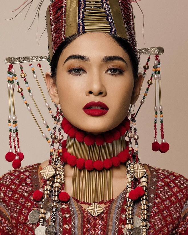 Mỹ nhân 22 tuổi mang vẻ ngoài xinh đẹp bên cạnh những đường nét khuôn mặt sắc sảo, lôi cuốn.