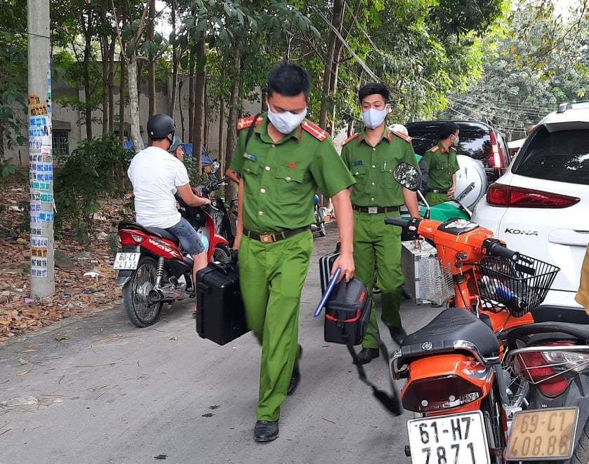 Công an có mặt tiến hành khám nghiệm hiện trường.