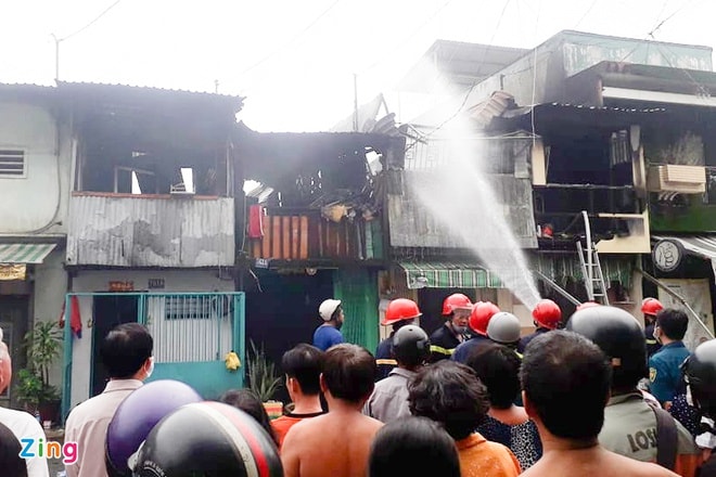 Lực lượng Phòng cháy chữa cháy kịp thời dập tắt ngọn lửa. Ảnh: zingnews.vn