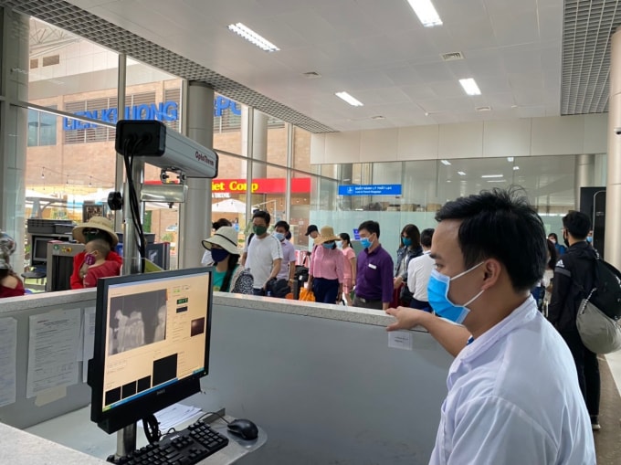 Thực hiện tốt công tác phòng chống dịch bệnh Covid-19 tại các cảng hàng không, kiểm tra thân nhiệt từ xa hành khách đi máy bay. Ảnh: TL