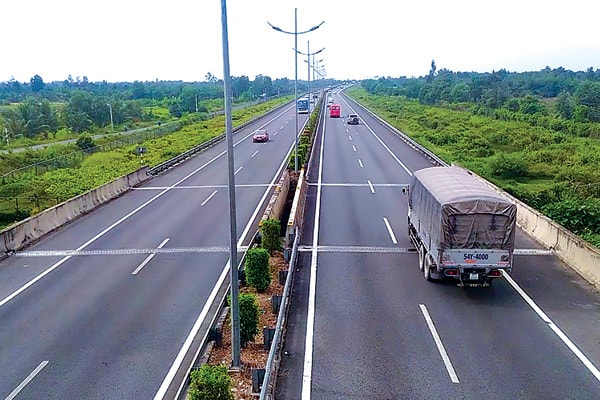 Việc đầu tư xây dựng kết nối tuyến cao tốc TP.HCM về đến Cần Thơ sẽ giúp người dân đi lại thuận lợi, giảm ùn tắc và tai nạn giao thông trên Quốc lộ 1. Ảnh minh họa